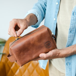 Personalized Dopp Kit – Custom Name Leather Toiletry Bag, Corporate Gifts, Wedding Gift for Men, Father’s Day Gifts, Gifts for Boyfriend