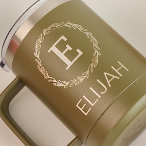 Taza de viaje personalizada para parejas / Taza de camping personalizada de 443 ml / Diseños de viajes felices, oso, montaña y aventura / Taza de regalo para autocaravanas Olive