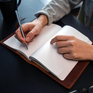 Cuaderno de cuero personalizado / Diario recargable para planificar y alcanzar objetivos diarios / Diario de cuero grabado a mano imagen 17
