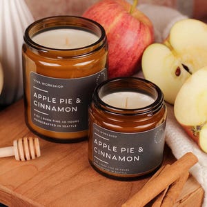 Puede incluir: Dos velas en frasco de vidrio &aacute;mbar con etiquetas negras que dicen Viva Workshop Apple Pie & Cinnamon. La vela m&aacute;s grande indica 8 oz y 40 horas de combusti&oacute;n, mientras que la m&aacute;s peque&ntilde;a indica 4 oz y 20 horas. Hechas a mano en Seattle.