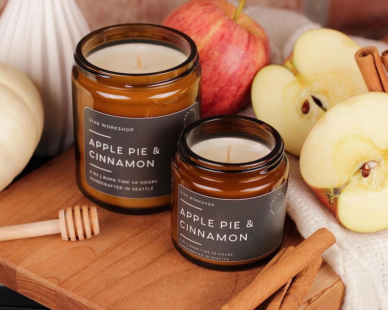 Puede incluir: Dos velas en frasco de vidrio &aacute;mbar con etiquetas negras que dicen Viva Workshop Apple Pie & Cinnamon. La vela m&aacute;s grande indica 8 oz y 40 horas de combusti&oacute;n, mientras que la m&aacute;s peque&ntilde;a indica 4 oz y 20 horas. Hechas a mano en Seattle.