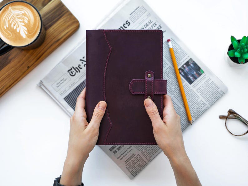 Cuaderno de cuero personalizado / Diario recargable para planificar y alcanzar objetivos diarios / Diario de cuero grabado a mano A5 Purple