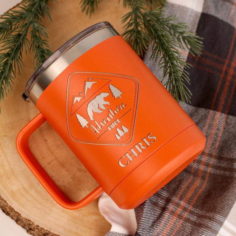 Taza de viaje personalizada para parejas / Taza de camping personalizada de 443 ml / Diseños de viajes felices, oso, montaña y aventura / Taza de regalo para autocaravanas Orange