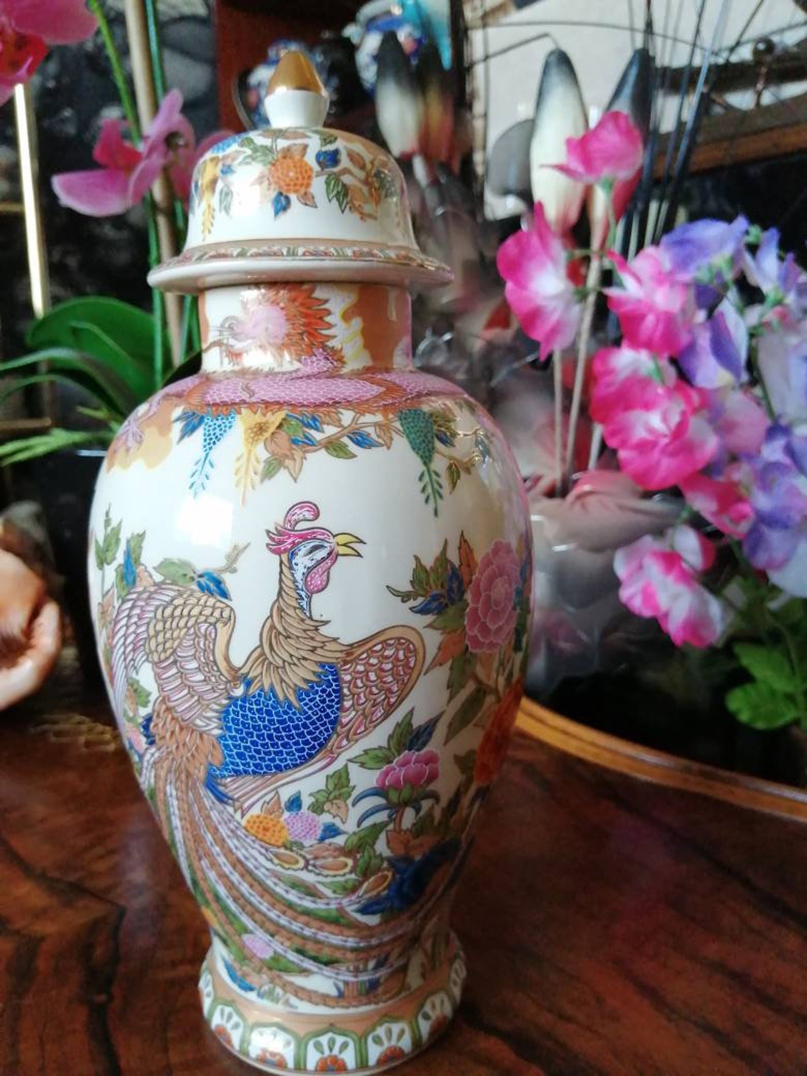 Amazing, rare Japanese Panda pottery imari and peacock Vase with lid. Heavily gilded. Etsy.de