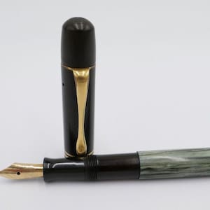 Confezione da 30 penne stilografiche PELIKAN 100 con caricamento a stantuffo 585 pennino in oro 14 ct EF verde nero