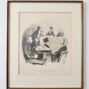 Puede incluir: Una impresión en blanco y negro enmarcada que representa una escena de un tribunal con varias figuras. La impresión se titula "Such a Devoted Husband" de Honoré Daumier, 1808-1879. El marco es de color marrón oscuro.