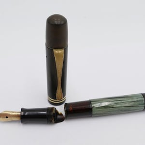 Confezione da 30 penne stilografiche PELIKAN 100 con caricamento a pistone 585 pennino in oro 14ct strisce verdi nere
