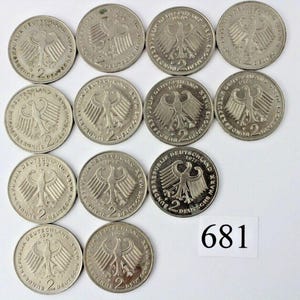 Può includere: Una collezione di dieci monete tedesche da 2 marchi tedeschi in argento del 1971 e del 1972. Le monete mostrano l'aquila tedesca e le parole "Bundesrepublik Deutschland" e "2 Deutsche Mark".