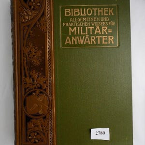 以下が含まれることがあります： 緑色の表紙と金色の文字が特徴のヴィンテージ本。「Bibliothek Allgemeinen und Praktischen Wissens für Militär=Anwärter」というタイトルが表示されています。背表紙は茶色で、金色の装飾が施されており、2780という数字の小さな白いステッカーが付いています。