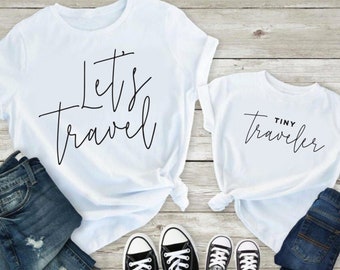 Voyageons/Petit Voyageur | Maman et moi chemises | Tenue maman et moi | T-shirt de vacances | Différentes couleurs d'impression | Chaque chemise est vendue séparément