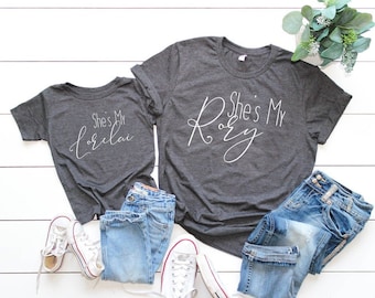 Camisetas a juego de Lorelai y Rory / Ella es mi Lorelai / Ella es mi Rory / Camisas de mamá y yo / Muchos colores de impresión / Cada camisa se vende por separado