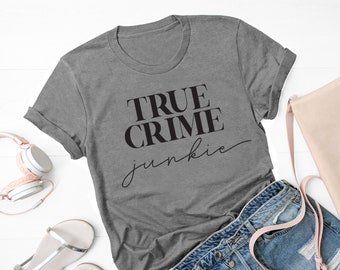 True Crime Junkie Tee / Funny Mom Tee / Crime Show Tee / Varios colores de impresión