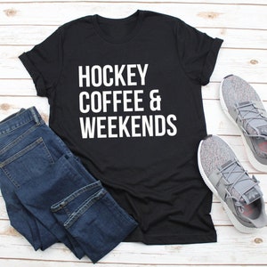 Café do hóquei e fins de semana T | Camiseta esportiva | Camiseta de hóquei | Camiseta de hóquei em Las Vegas | T da mamã do hóquei | Várias cores de impressão