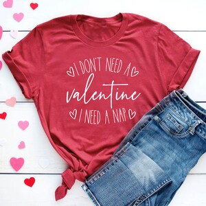 Eu não preciso Valentim, mim preciso uma sesta Camiseta de <br> Entrega Rápida? Dia dos Namorados Camiseta | Camiseta engraçada da mãe | Várias cores de impressão