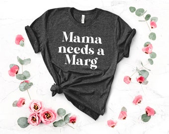 Puede incluir: Una camiseta gris oscuro con el texto "Mama needs a Marg" impreso en blanco.