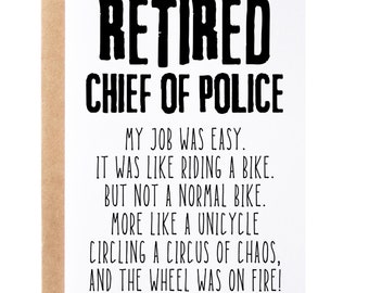 Puede incluir: Una tarjeta blanca con texto negro que dice "RETIRED CHIEF OF POLICE". El texto debajo dice "MY JOB WAS EASY. IT WAS LIKE RIDING A BIKE. BUT NOT A NORMAL BIKE. MORE LIKE A UNICYCLE CIRCLING A CIRCUS OF CHAOS, AND THE WHEEL WAS ON FIRE!"