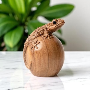 Hölzerne Gecko auf Ei 5 Zoll / 12 cm, Holzschnitzerei, Gecko-Figur, Naturholz, Bürodekor, Tischplatte, Jahrestag, Geschenk für Mutter