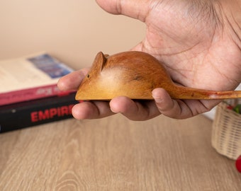 Mini-mus i trä, 5 cm hög, musskulptur, musstaty, rumsdekor, husdekor, födelsedagspresent, present till barn, prydnad