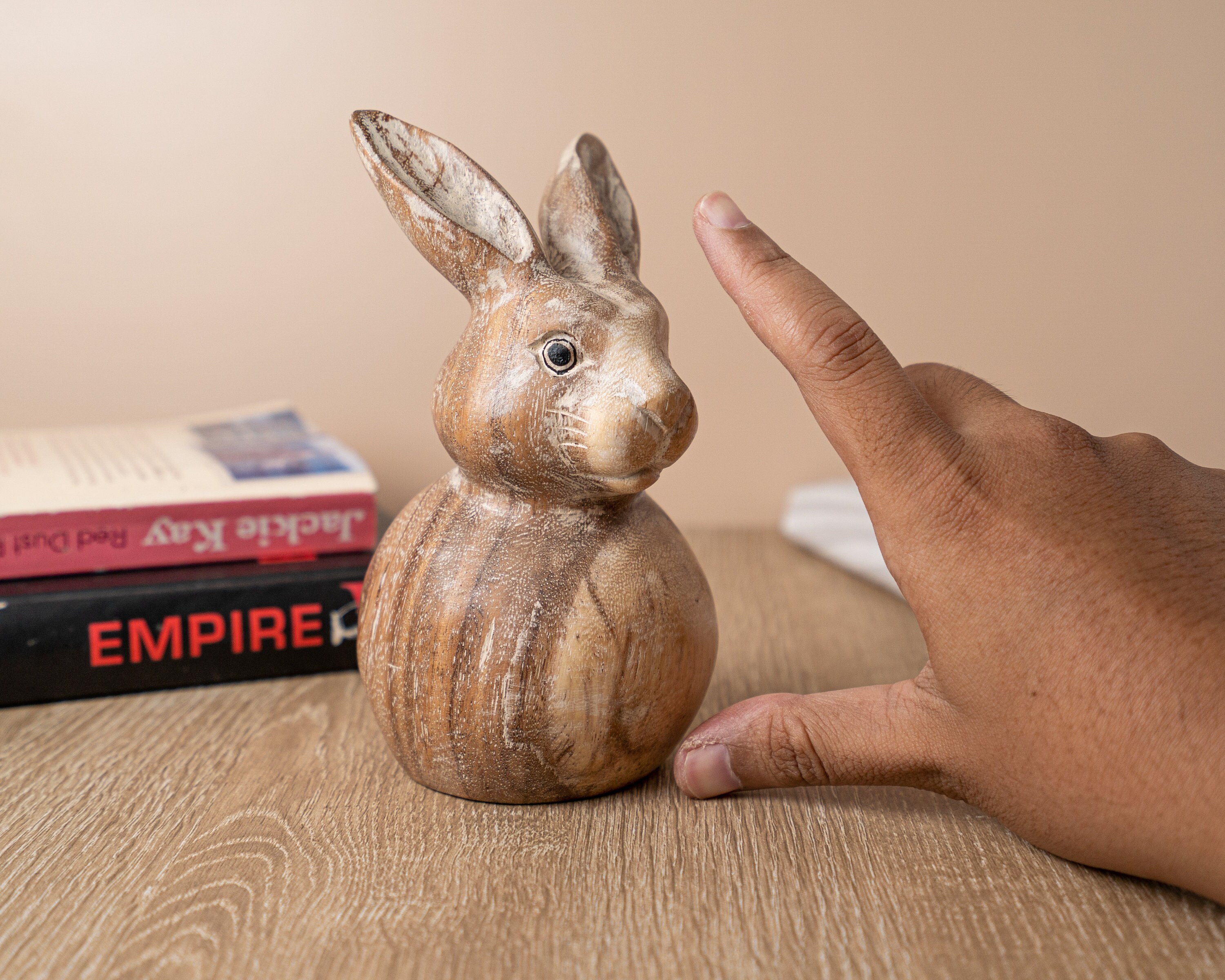 ウサギの木彫り 6インチ / 15 cm、ウサギの置物、ウサギの彫刻、動物の