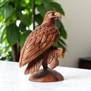 木製鷲の彫刻　即購入禁止　手渡しのみ 鷲の彫刻 8.25インチ / 21 cm、鷲の木彫り、手彫りの像、木彫り、卓上