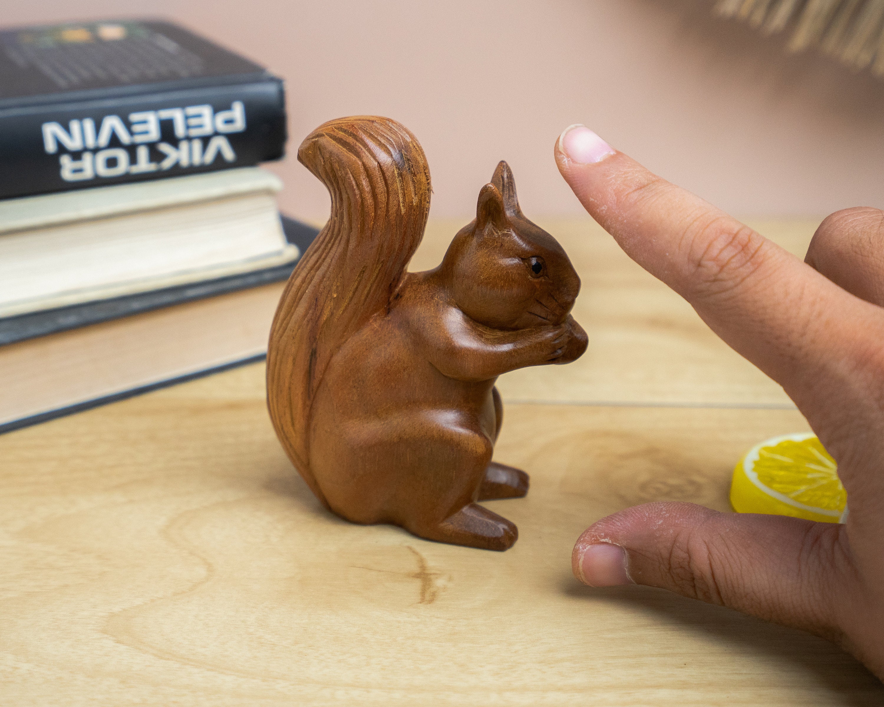 木製 リスの置物 手作り 木彫り 木製リスの像 3インチ / 7 cm、小型、手彫り彫刻、木彫り、ユニークな