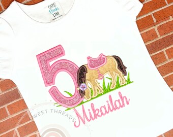 Camiseta de cumpleaños de caballo para niñas / Herradura bordada, nombre personalizado
