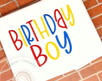 Camiseta de cumpleaños para niño con nombre / Cualquier edad / Rojo, amarillo y azul