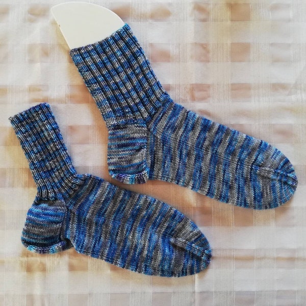 Handgestrickte Socken, Herrensocken, Männersocken aus handgefärbter Sockenwolle, Gr. 43-44