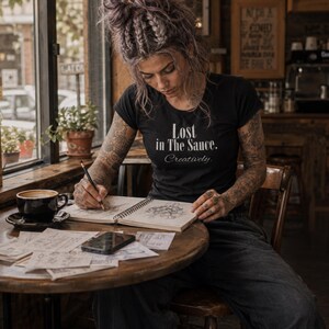 Kreatives „Lost In The Sauce“-Shirt | Lustiges Kreativ-Shirt | Künstler-T-Shirt | Geschenk für Kunstliebhaber | Black Thread Label
