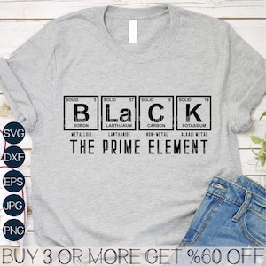 Peut inclure: Un t-shirt gris avec un graphique noir du tableau périodique des éléments pour le bore, le lanthane, le carbone et le potassium, épellant le mot "BLACK". Le graphique est intitulé "The Prime Element".