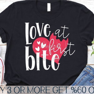 Liefde op het eerste hap SVG, grappige Valentijnsdag shirt SVG, sarcastische Valentine SVG, png, SVG-bestanden voor de Cricut, sublimatie ontwerpen downloads