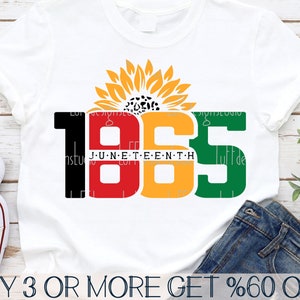Puede incluir: Una camiseta blanca con un diseño gráfico del año 1865 en rojo, amarillo, verde y negro. Los números están estilizados para parecer un girasol. El texto "JUNE-TEEN-TH" está escrito en negro sobre los números. El texto "BUY 3 OR MORE GET %60 OFF" está escrito en negro en la parte inferior de la imagen.