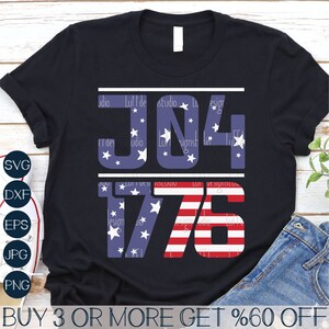 Peut inclure: Un t-shirt noir avec le texte "Jun 4 1776" en bleu et rouge avec des étoiles blanches. Les chiffres sont stylisés pour ressembler au drapeau américain.
