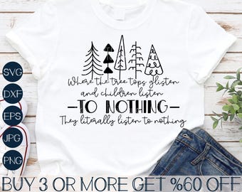 Könnte beinhalten: Weißes T-Shirt mit einem schwarzen grafischen Design von Bäumen und dem Text "Where the tree tops glisten and children listen -TO NOTHING- They literally listen to nothing".
