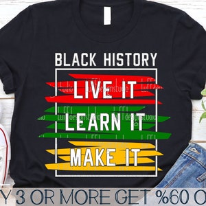 Peut inclure: T-shirt noir avec le texte "BLACK HISTORY LIVE IT LEARN IT MAKE IT" dans un cadre blanc avec des rayures rouges, vertes et jaunes derrière le texte. Le texte "BUY 3 OR MORE GET %60 OFF" est en bas de l'image.