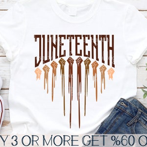 Peut inclure: T-shirt blanc avec le mot "Juneteenth" en texte brun et un graphique de poings levés dans différentes teintes de peau avec de la peinture qui coule.