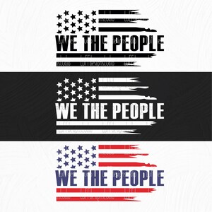 Op de afbeelding: Drie ontwerpen van een Amerikaanse vlag met de tekst "WE THE PEOPLE". Het bovenste ontwerp is zwart-wit, het middelste is wit op zwart en het onderste is rood, wit en blauw.