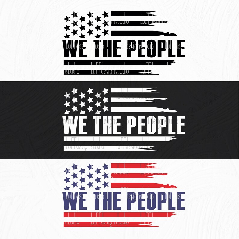 Op de afbeelding: Drie ontwerpen van een Amerikaanse vlag met de tekst "WE THE PEOPLE". Het bovenste ontwerp is zwart-wit, het middelste is wit op zwart en het onderste is rood, wit en blauw.