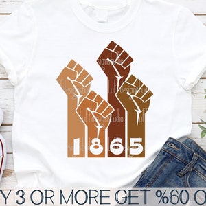 Puede incluir: Una camiseta blanca con un gráfico de tres puños levantados en marrón, beige y marrón claro. Los puños están dispuestos verticalmente con el año "1865" impreso debajo. El texto "BUY 3 OR MORE GET %60 OFF" está impreso en la parte inferior de la imagen.