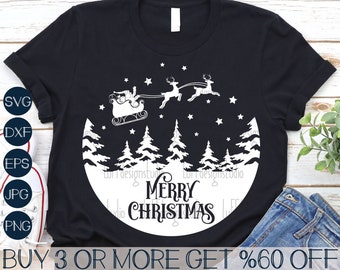 Op de afbeelding: Een zwart T-shirt met een wit ontwerp van een kerstscène. Het ontwerp toont een slee met rendieren die door een besneeuwd bos met sterren vliegen. De tekst "Merry Christmas" staat onder de scène.