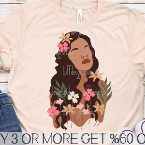 以下が含まれることがあります： 長い茶色の髪と褐色の肌をした女性のデジタルイラスト。彼女はピンク、白、黄色の花に囲まれています。背景は薄いピンクです。