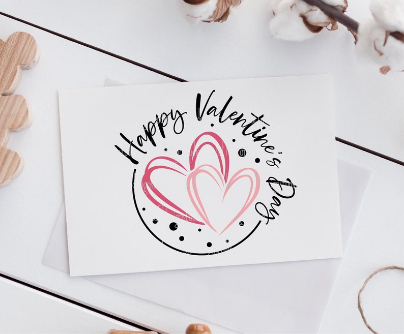 Puede incluir: Una tarjeta blanca con un c&iacute;rculo negro y el texto "Happy Valentine's Day" en letra negra. Dentro del c&iacute;rculo hay dos corazones rosas.