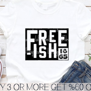 Puede incluir: Una camiseta blanca con un gráfico cuadrado negro que dice "FREE" e "ISH" con los números "18" y "65" en la esquina. El texto "BUY 3 OR MORE GET %60 OFF" está en la parte inferior de la imagen.
