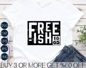 Pode incluir: Uma camiseta branca com um gráfico quadrado preto que diz "FREE" e "ISH" com os números "18" e "65" no canto. O texto "BUY 3 OR MORE GET %60 OFF" está na parte inferior da imagem.