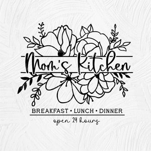 Puede incluir: Ilustraci&oacute;n en blanco y negro de flores con el texto "Mom's Kitchen" en una pancarta. El texto "Breakfast, Lunch, Dinner" y "open 24 hours" est&aacute; debajo de la pancarta.