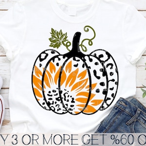 K&ouml;nnte beinhalten: Ein schwarzer und wei&szlig;er Leoparden-Print-K&uuml;rbis mit einem Sonnenblumen-Design in der Mitte. Der K&uuml;rbis ist orange und gelb. Der K&uuml;rbis hat einen gr&uuml;nen Stiel und Bl&auml;tter.