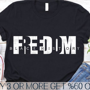 Peut inclure: T-shirt noir avec du texte blanc qui dit "FREEDOM BLACK HISTORY".