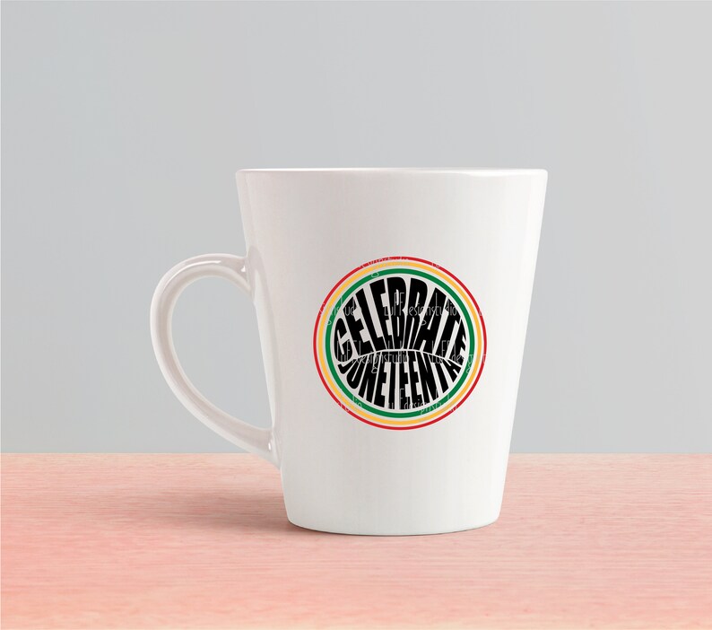 K&ouml;nnte beinhalten: Eine wei&szlig;e Keramiktasse mit einem schwarzen und gr&uuml;nen Kreisdesign, auf dem "Celebrate Juneteenth" steht.