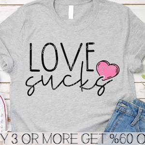 Love Sucks SVG, Funny Valentine SVG, Sarcastic Valentines Day Shirt SVG, Popular Svg, Png, Archivos para Cricut, Descargas de diseños de sublimación