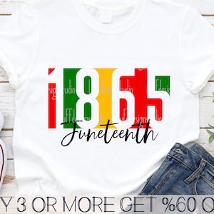 Puede incluir: Una camiseta blanca con un diseño rojo, amarillo, verde y negro que dice "1865 Juneteenth".
